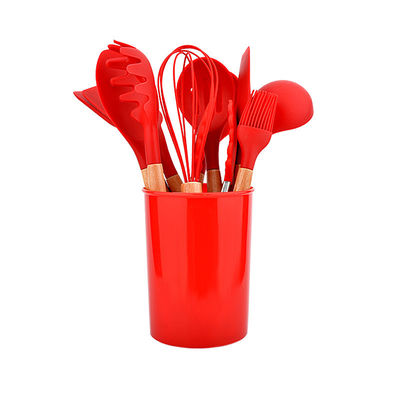 Rood gelast gietijzer ondiepe casserole met siliconen bestek sets
