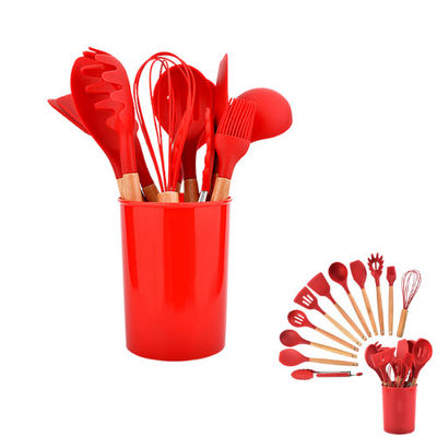 Rood gelast gietijzer ondiepe casserole met siliconen bestek sets