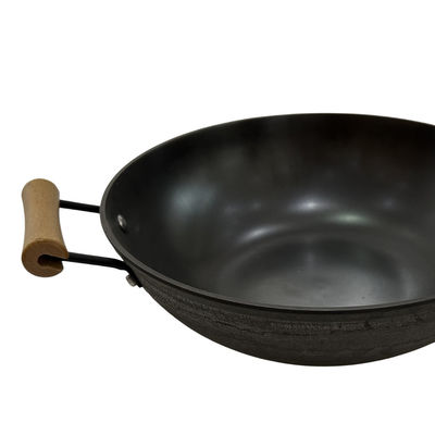 De veelzijdige van de het Gietijzerkoekepan van 12Inch Chinese Wok met Hittebestendig Handvat