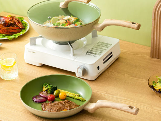 De duurzame die 4Piece-Koekepan Cookware van het AluminiumGietijzer met Aangemaakte Glasdeksels wordt geplaatst