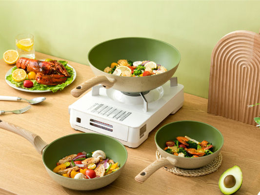 De duurzame die 4Piece-Koekepan Cookware van het AluminiumGietijzer met Aangemaakte Glasdeksels wordt geplaatst