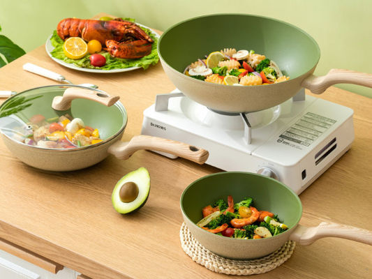 De duurzame die 4Piece-Koekepan Cookware van het AluminiumGietijzer met Aangemaakte Glasdeksels wordt geplaatst