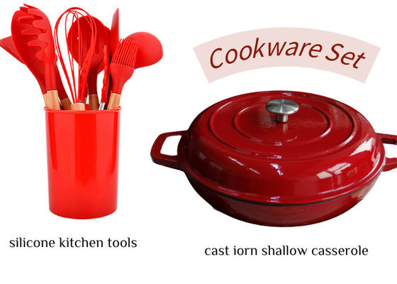 Rood gelast gietijzer ondiepe casserole met siliconen bestek sets