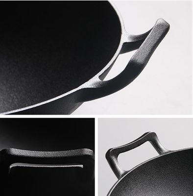 Vintage 32/36cm gietijzeren wok met dubbele oren